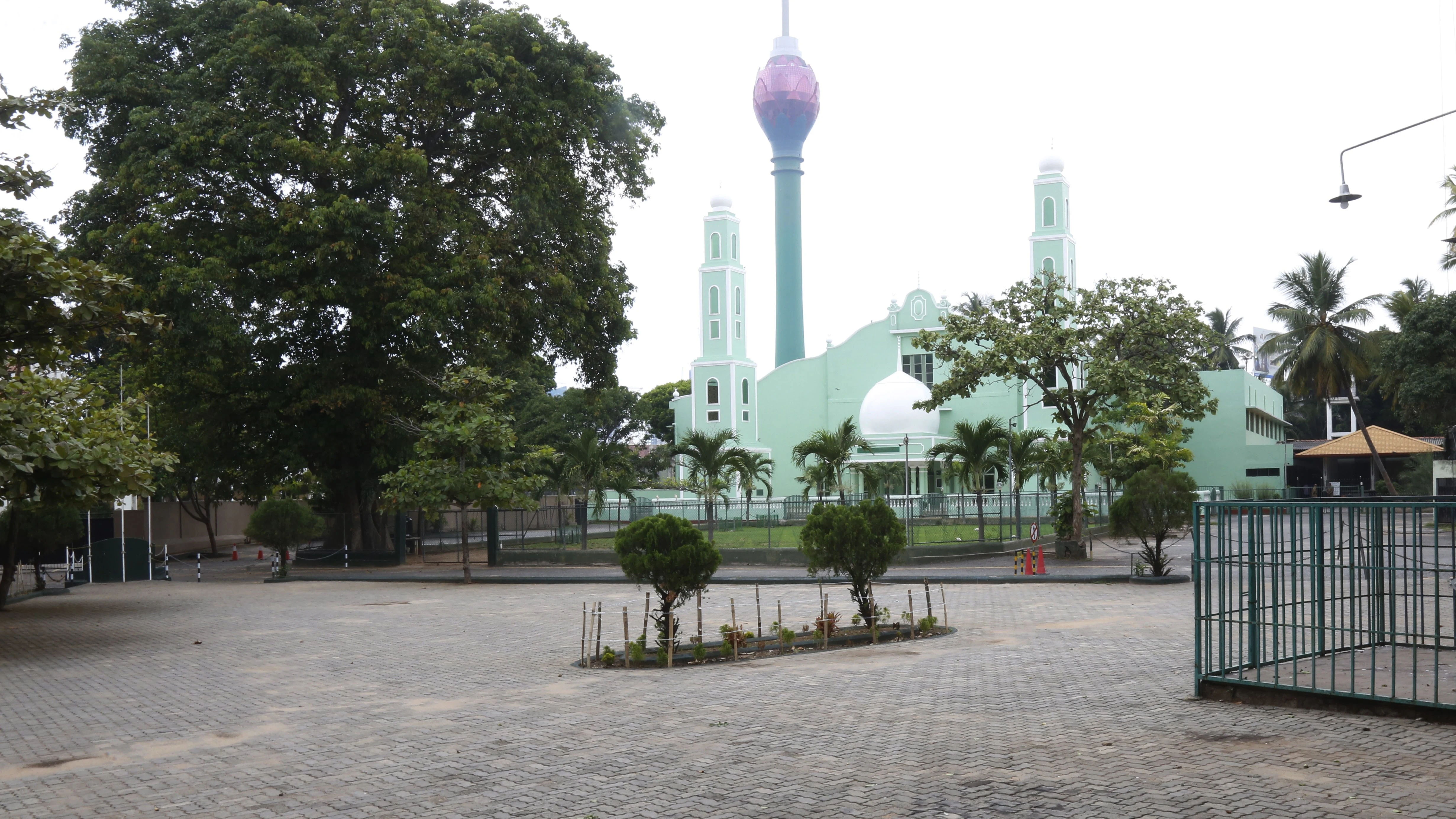 Una plaza desierta junto a la mezquita Zahira College, este viernes en Colombo (Sri Lanka)