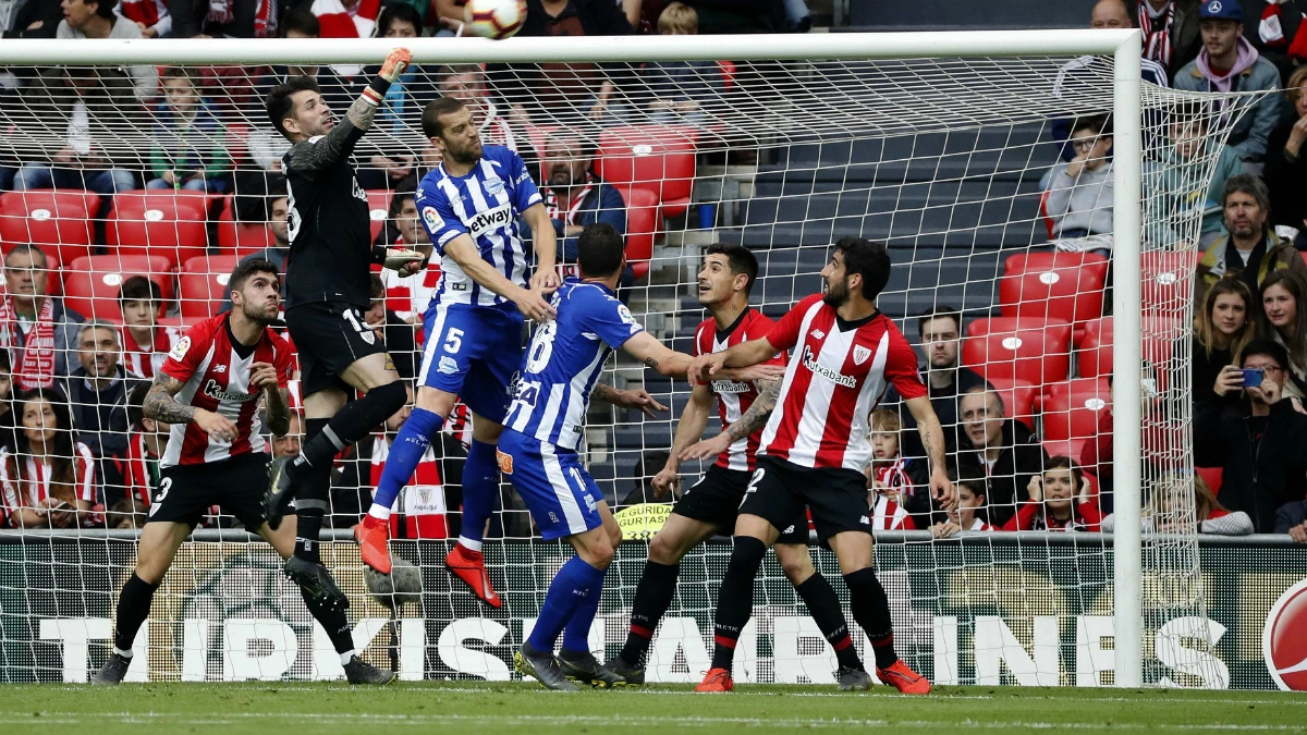 Herrerín despeja un balón ante Laguardia