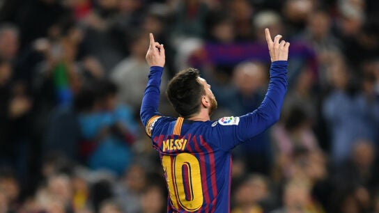 Lionel Messi se&ntilde;ala al cielo