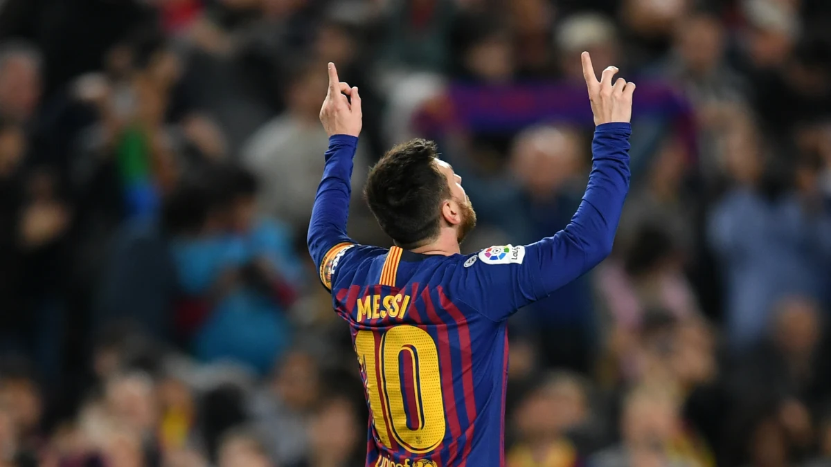 Lionel Messi señala al cielo