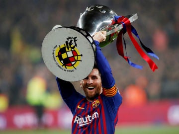 Lionel Messi, con la copa de la Liga
