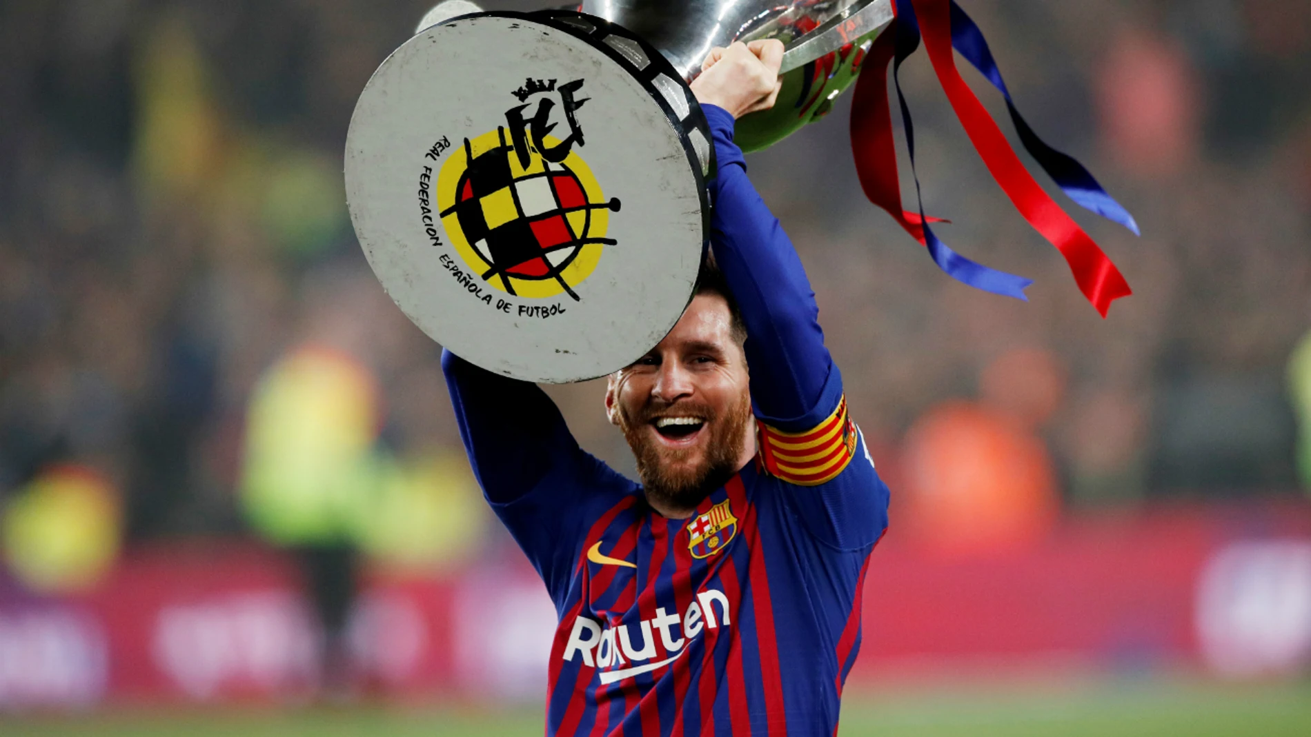 Lionel Messi, con la copa de la Liga