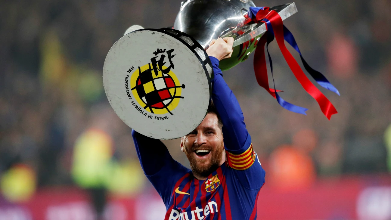 Lionel Messi, con la copa de la Liga