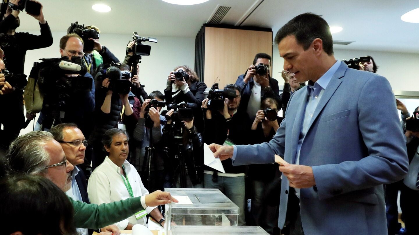 El presidente del gobierno Pedro S&aacute;nchez y su mujer Bego&ntilde;a G&oacute;mez votan