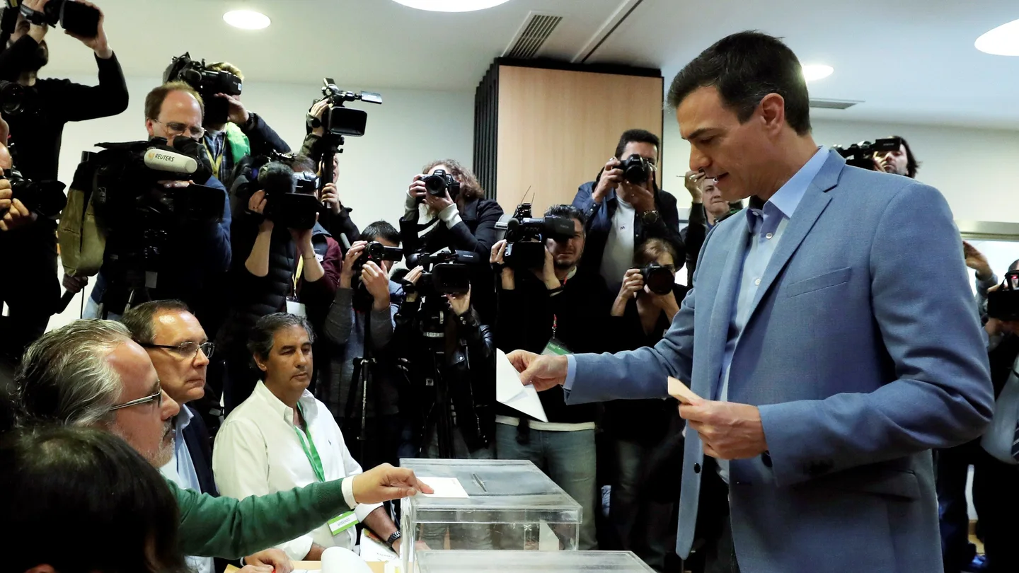El presidente del gobierno Pedro Sánchez y su mujer Begoña Gómez votan El presidente del gobierno Pedro Sánchez y su mujer Begoña Gómez votan