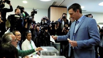 El presidente del gobierno Pedro Sánchez y su mujer Begoña Gómez votan