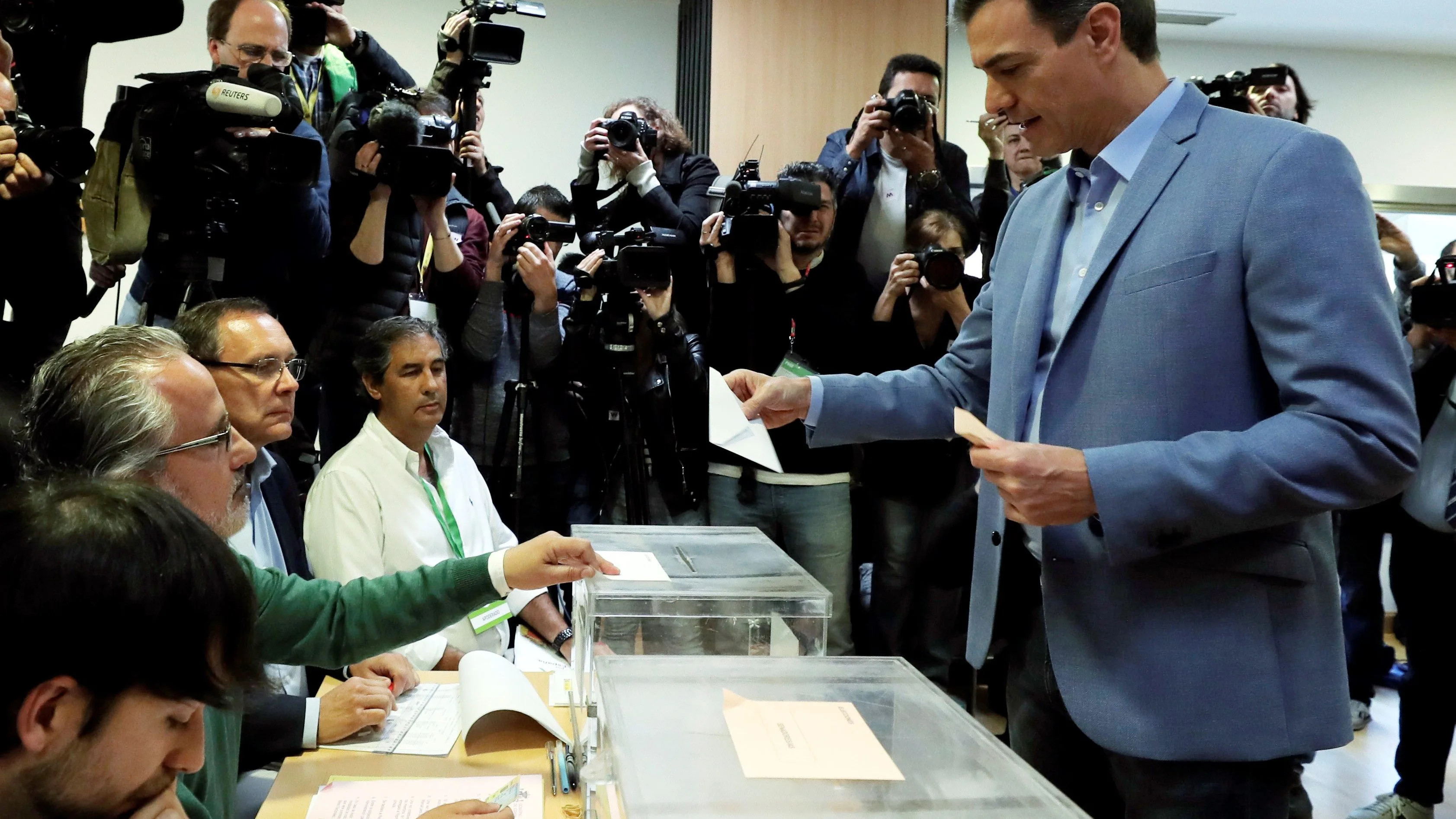 El presidente del gobierno Pedro Sánchez y su mujer Begoña Gómez votan