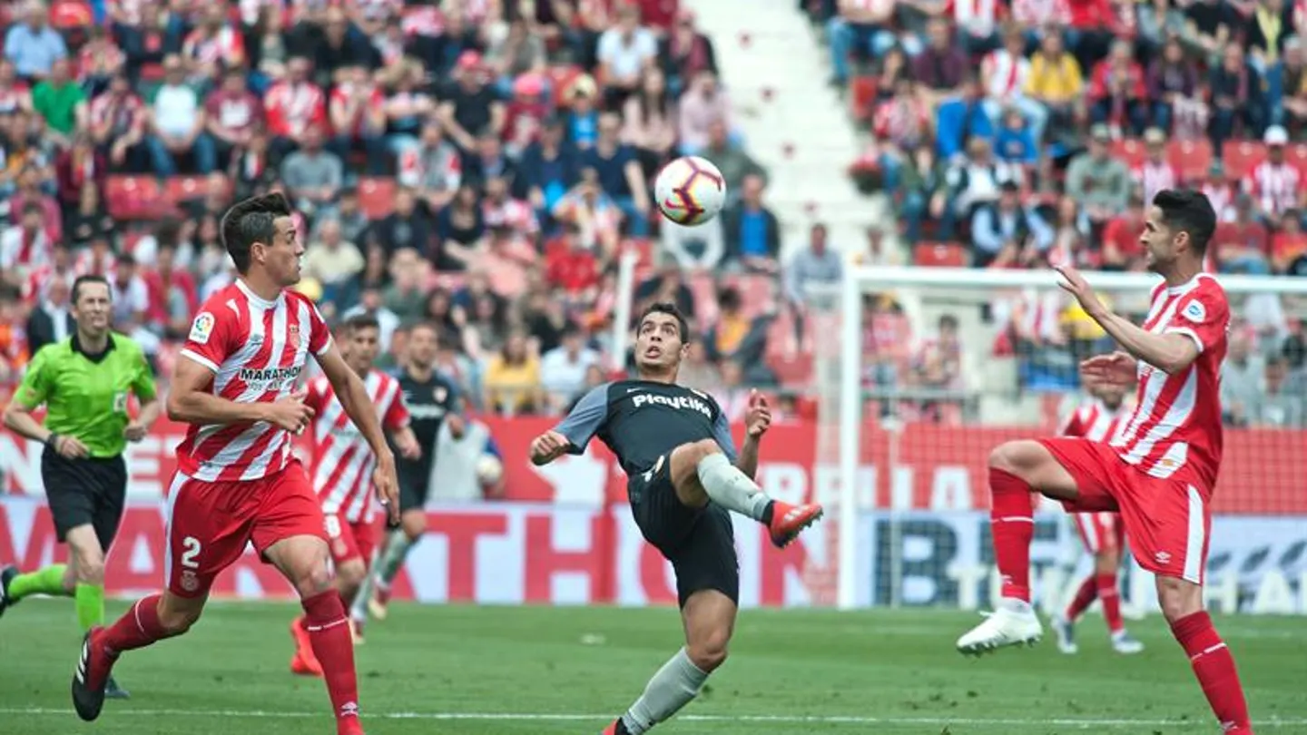 Ben Yedder trata de controlar un balón Ben Yedder trata de controlar un balón