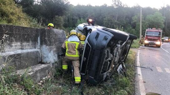 Imagen de c&oacute;mo ha quedado una furgoneta tras salirse de la carretera y volcar en el arc&eacute;n en Girona