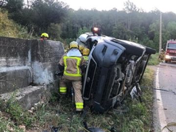 Imagen de cómo ha quedado una furgoneta tras salirse de la carretera y volcar en el arcén en Girona Imagen de cómo ha quedado una furgoneta tras salirse de la carretera y volcar en el arcén en Girona
