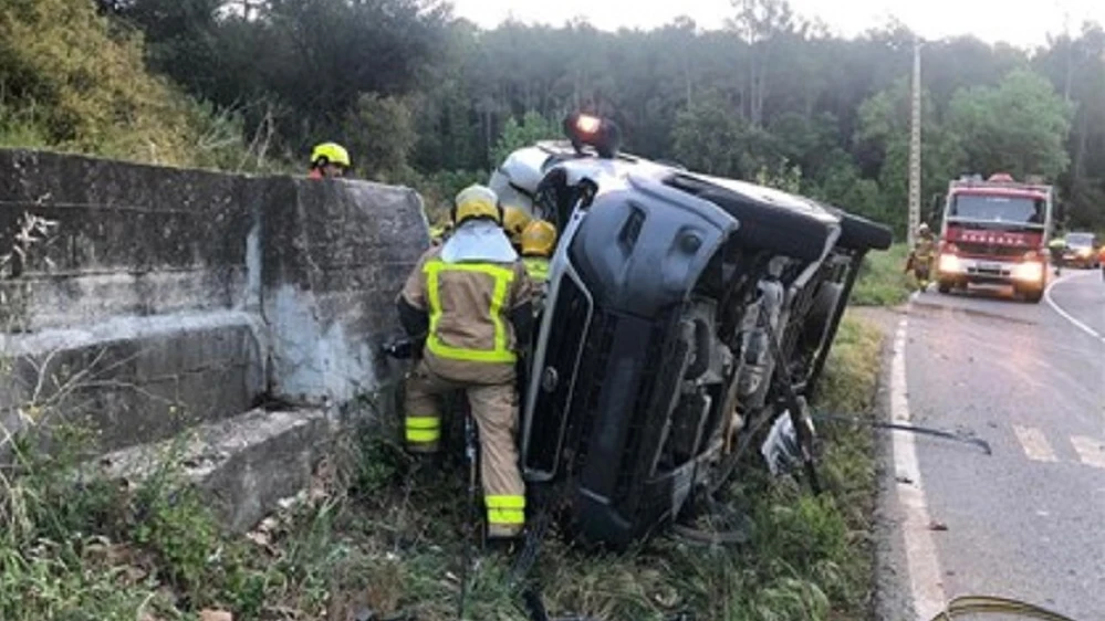 Imagen de cómo ha quedado una furgoneta tras salirse de la carretera y volcar en el arcén en Girona