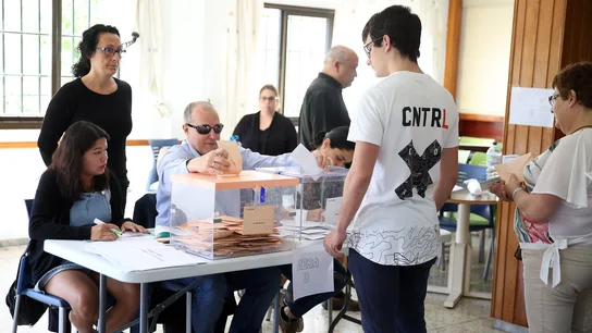 Antonio Acosta, primer sordociego de España que preside una mesa electoral. Antonio Acosta, primer sordociego de España que preside una mesa electoral.