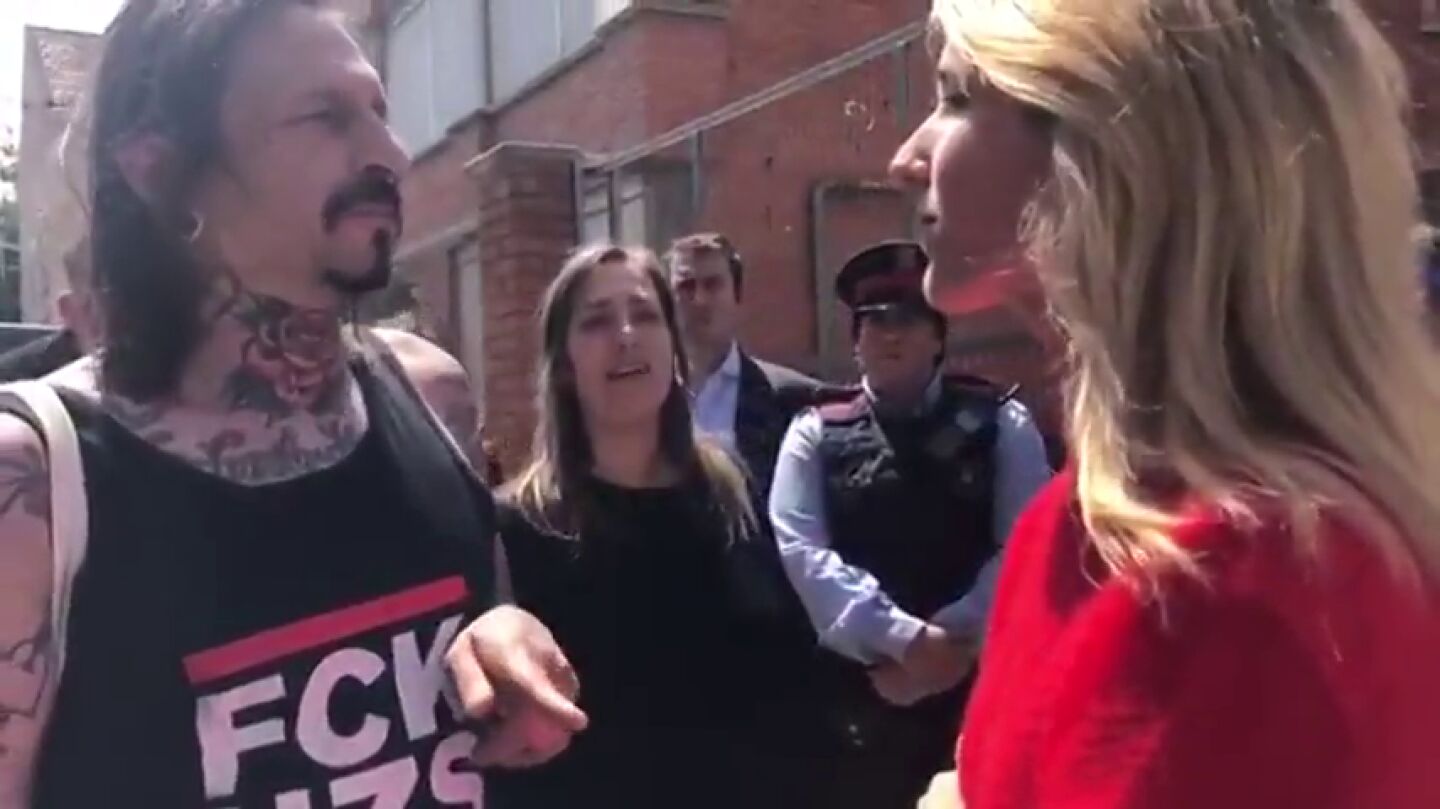 Tensa conversaci&oacute;n entre Cayetana &Aacute;lvarez de Toledo (PP) y unos independentistas