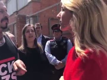 Tensa conversación entre Cayetana Álvarez de Toledo (PP) y unos independentistas Tensa conversación entre Cayetana Álvarez de Toledo (PP) y unos independentistas