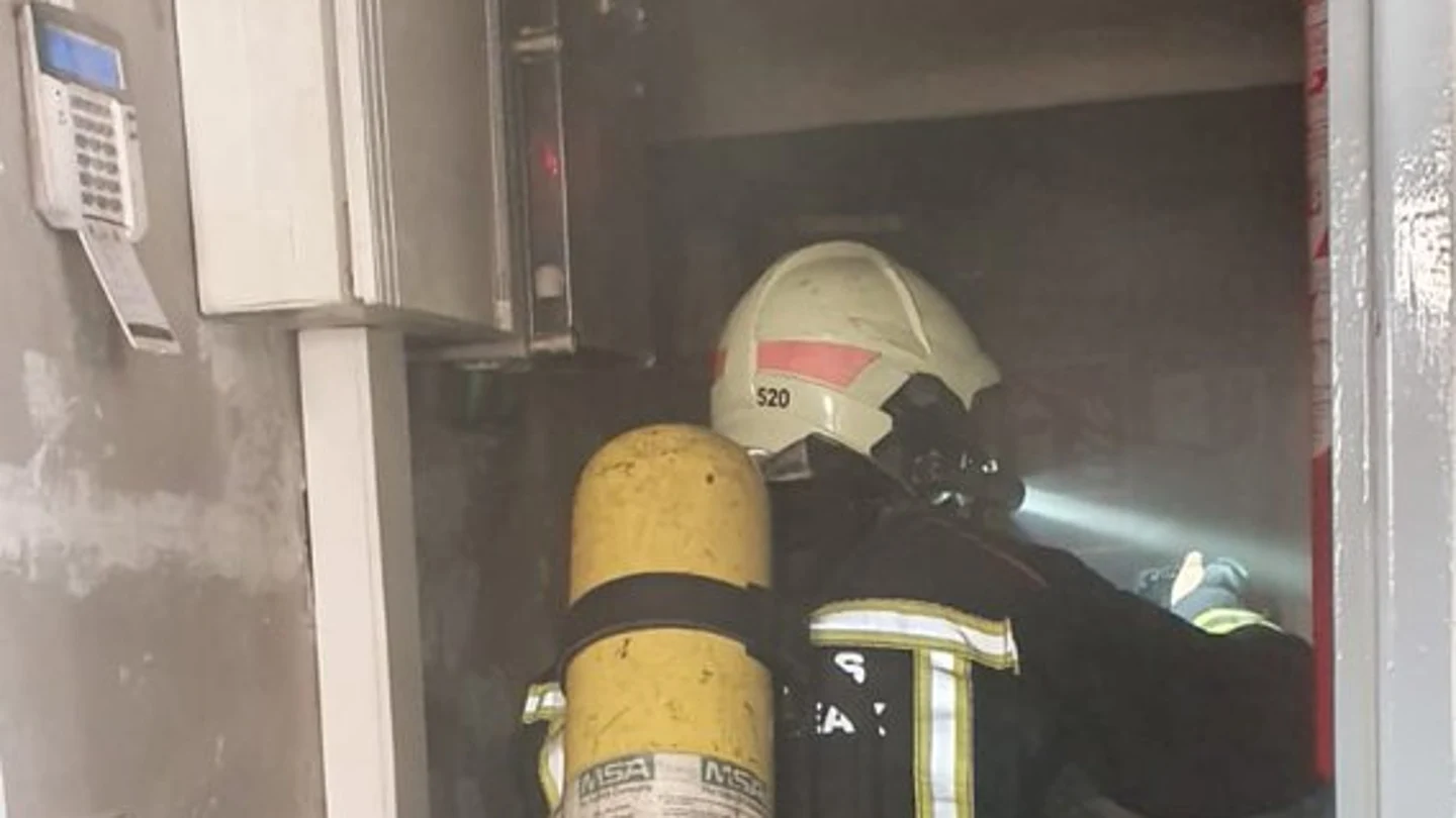 Imagen de un bombero en un colegio electoral Imagen de un bombero en un colegio electoral