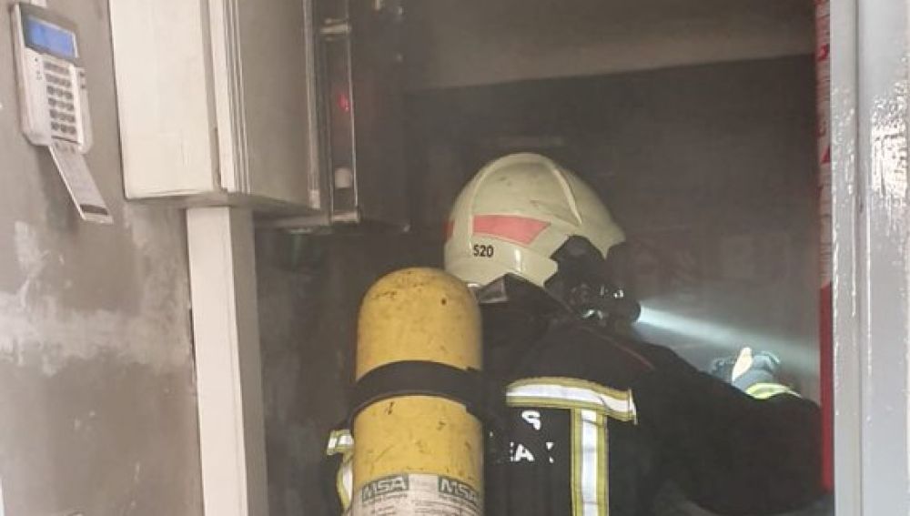 Imagen de un bombero en un colegio electoral