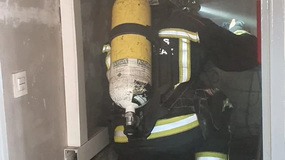 Imagen de un bombero en un colegio electoral