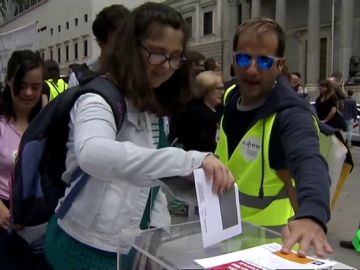 Una persona con discapacidad intelectual votando Una persona con discapacidad intelectual votando