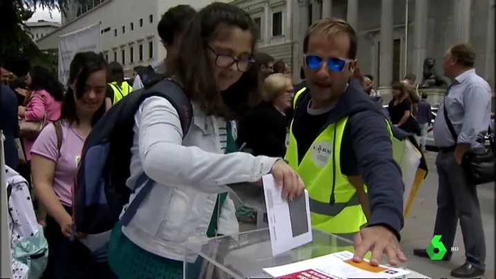 Una persona con discapacidad intelectual votando