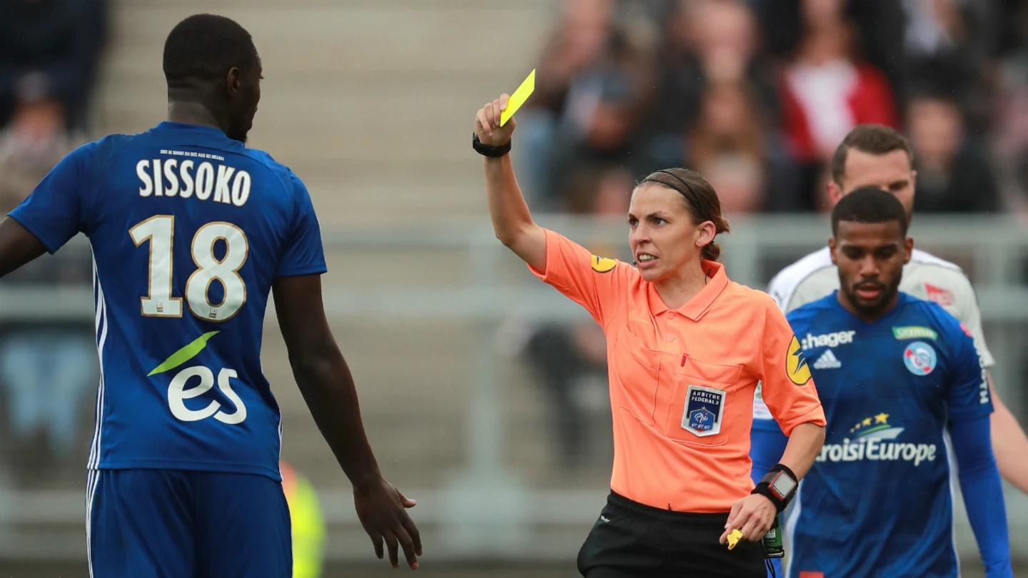 Stephanie Frappart, primera mujer en arbitrar en Ligue 1 Stephanie Frappart, primera mujer en arbitrar en Ligue 1
