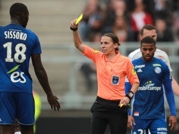 Stephanie Frappart, primera mujer en arbitrar en Ligue 1 Stephanie Frappart, primera mujer en arbitrar en Ligue 1