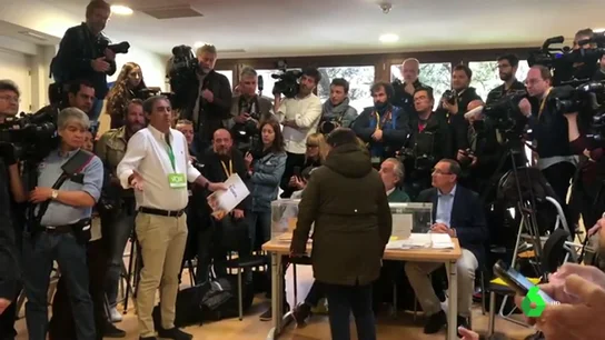 Un interventor de Vox exige estar durante la votación de Pedro Sánchez pese a la falta de espacio Un interventor de Vox exige estar durante la votación de Pedro Sánchez pese a la falta de espacio
