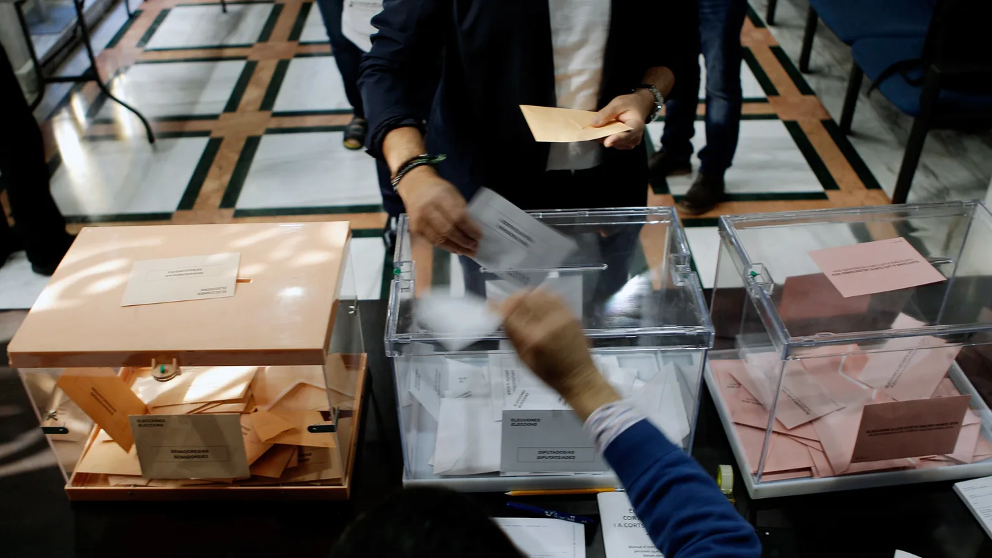 Los valencianos eligen en la misma jornada electoral sus representantes en Les Corts Valencianes Los valencianos eligen en la misma jornada electoral sus representantes en Les Corts Valencianes