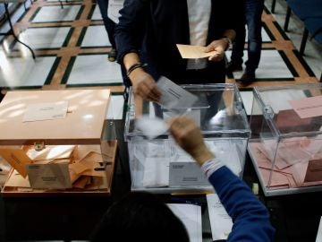 Los valencianos eligen en la misma jornada electoral sus representantes en Les Corts Valencianes