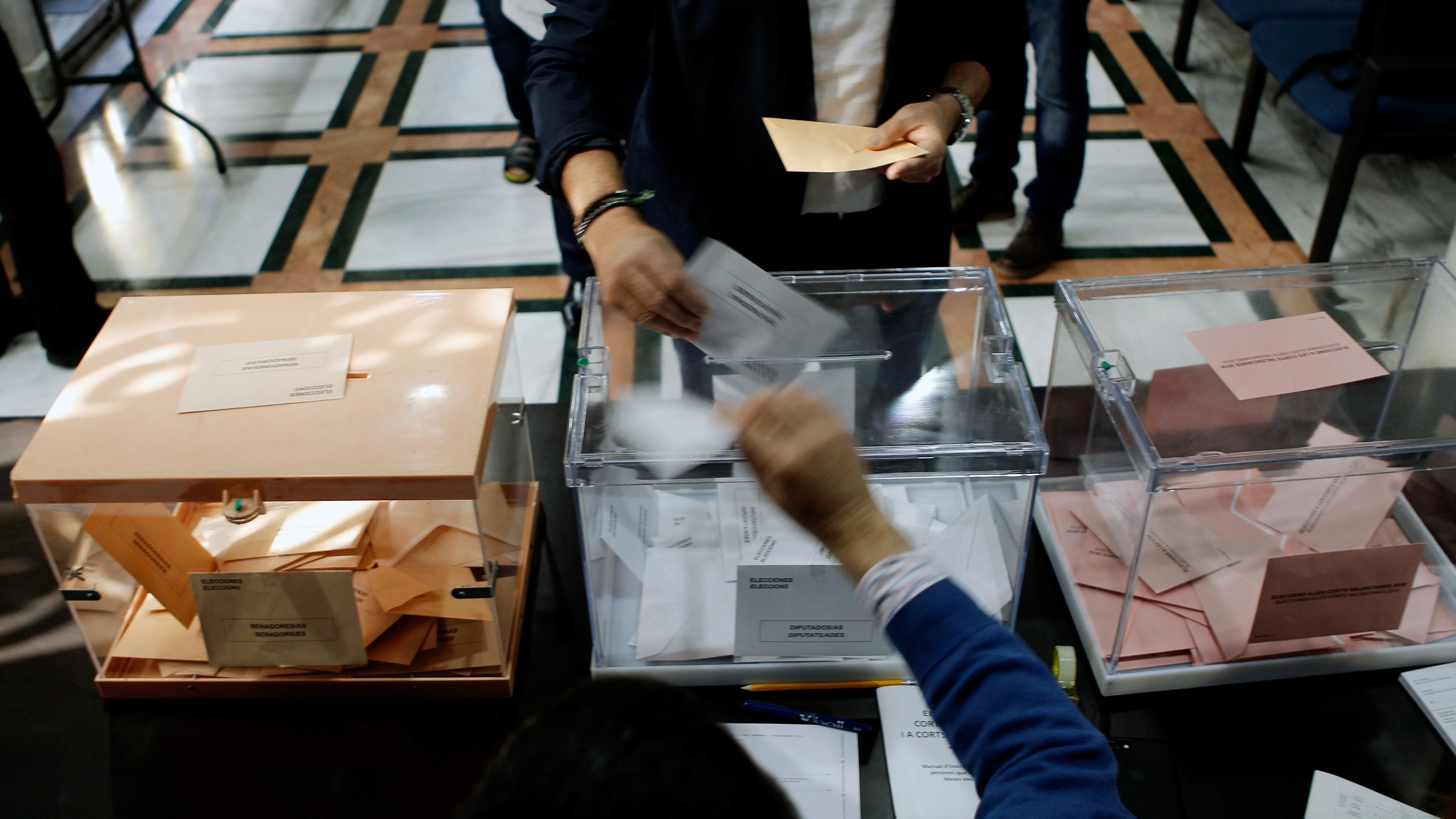 Los valencianos eligen en la misma jornada electoral sus representantes en Les Corts Valencianes