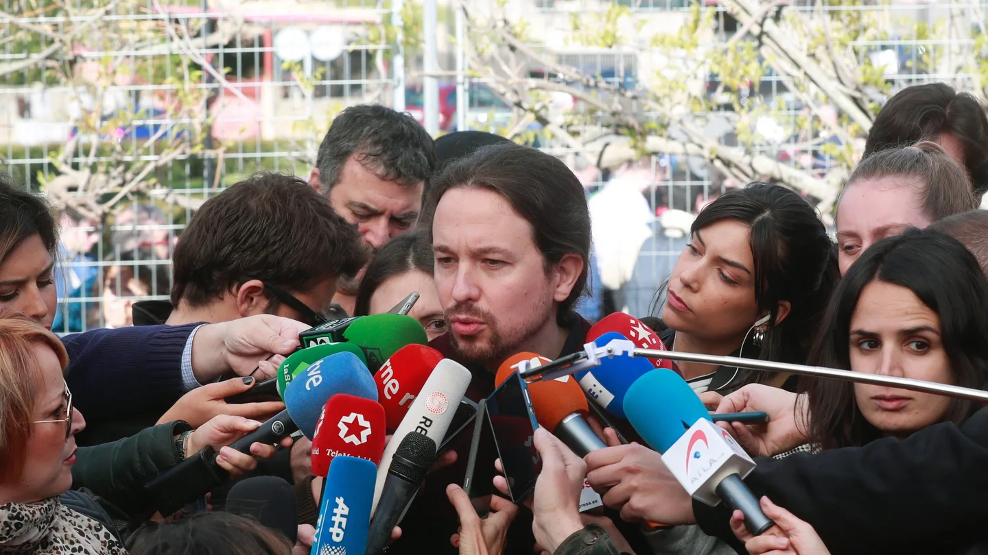 Iglesias vota en el colegio electoral de Galapagar Iglesias vota en el colegio electoral de Galapagar