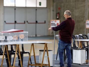 Un funcionario coloca la identificación de una mesa en un colegio electoral de Vitoria Un funcionario coloca la identificación de una mesa en un colegio electoral de Vitoria