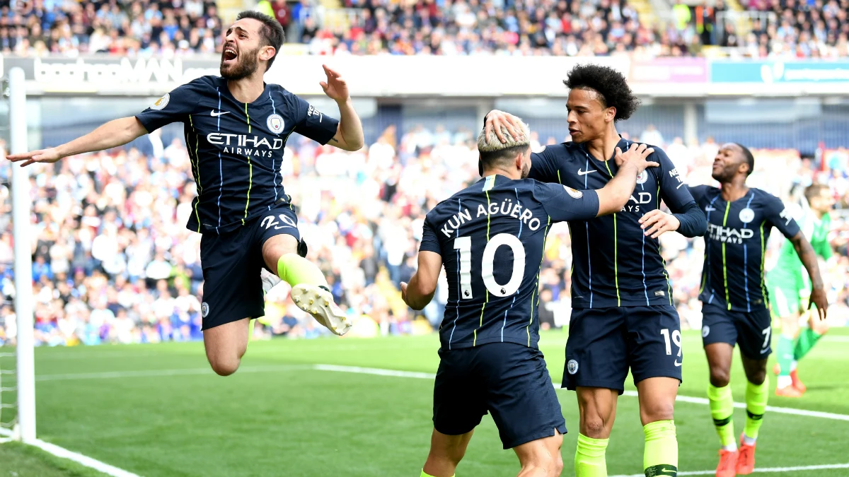 Agüero celebra un gol con el City