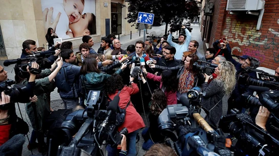 Albert Rivera habla con los medios tras votar en Barcelona Albert Rivera habla con los medios tras votar en Barcelona