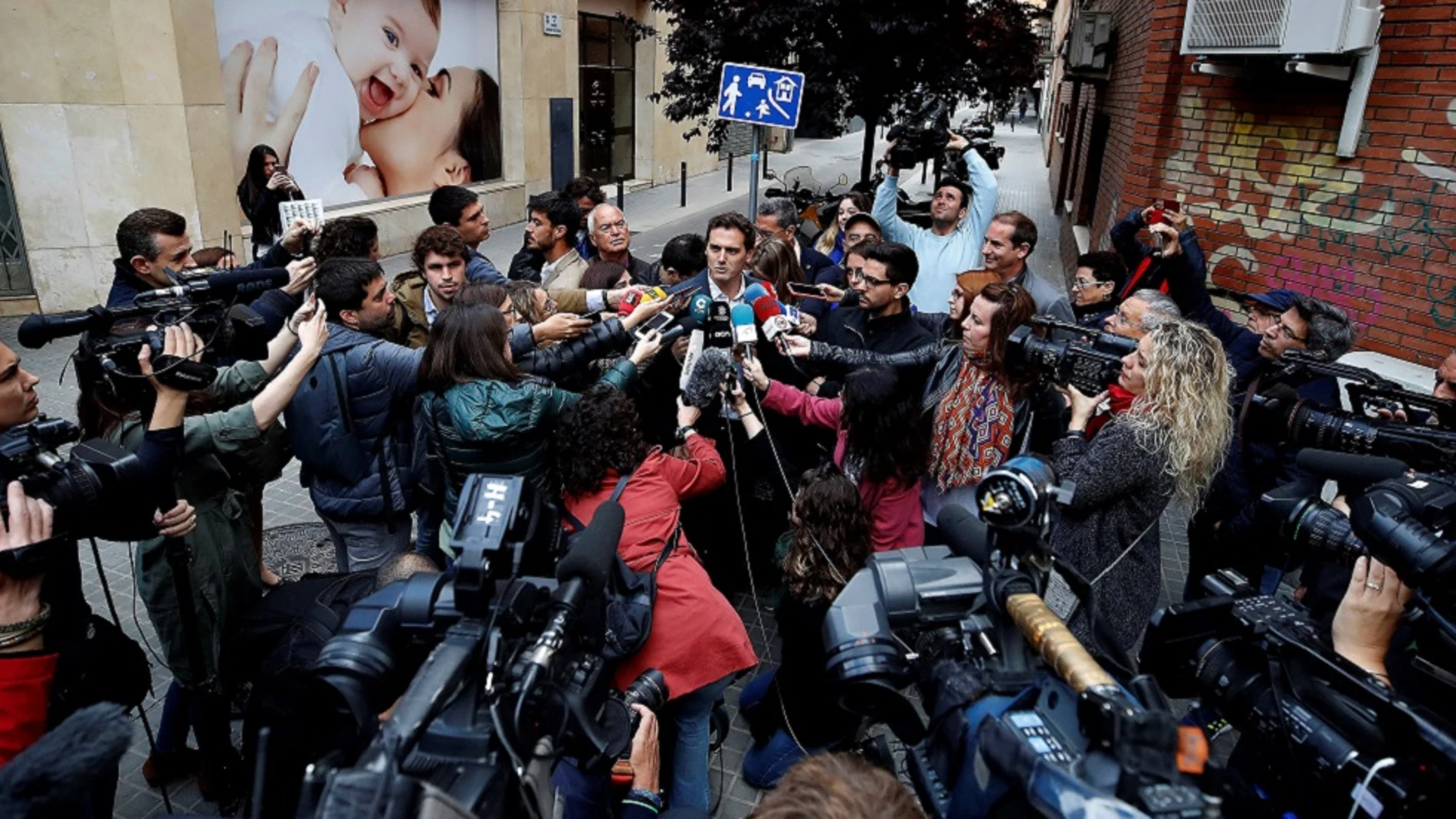 Albert Rivera habla con los medios tras votar en Barcelona