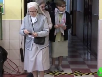 Monjas votando Monjas votando