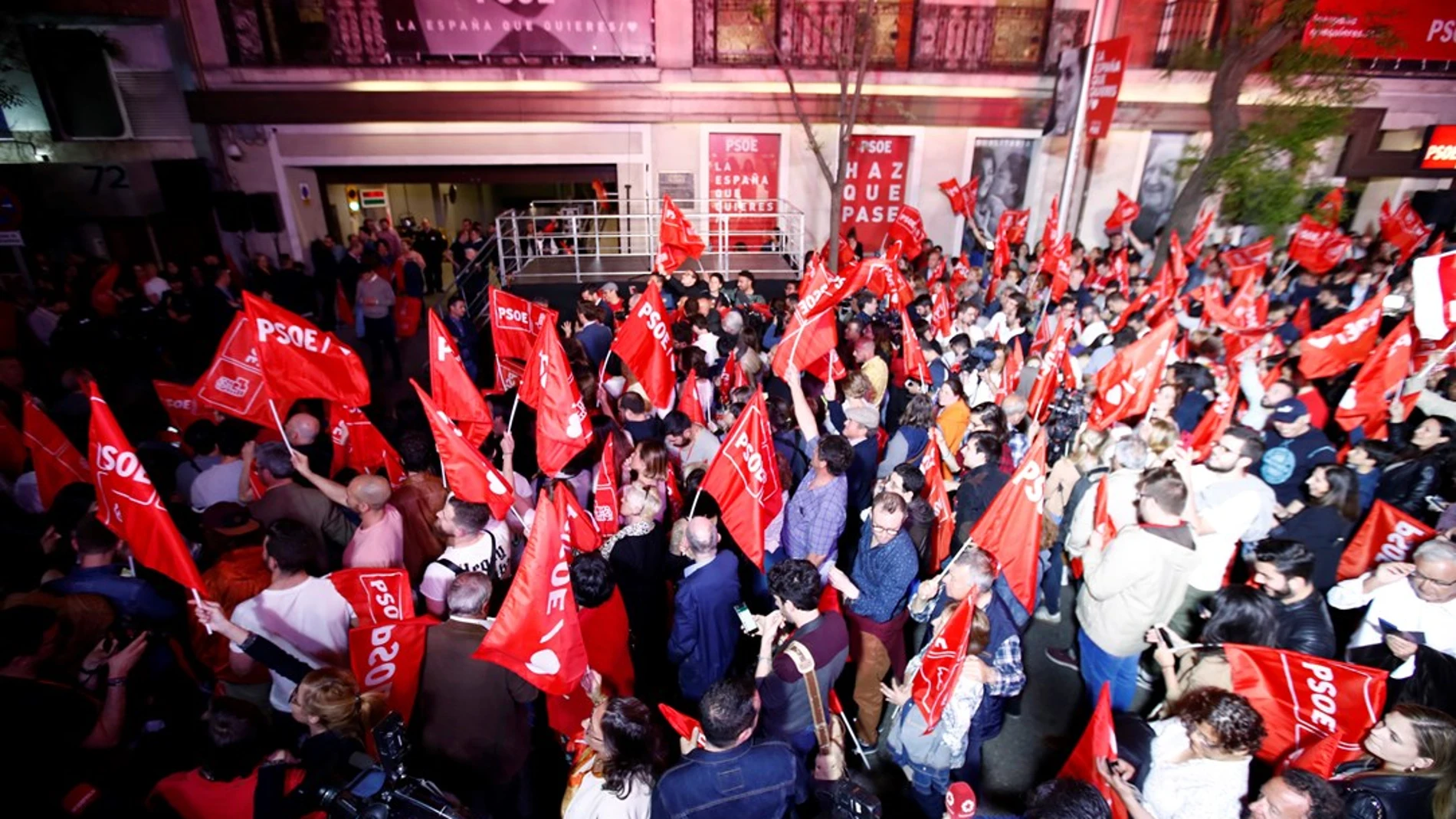 Militantes socialistas frente a la sede de Ferraz