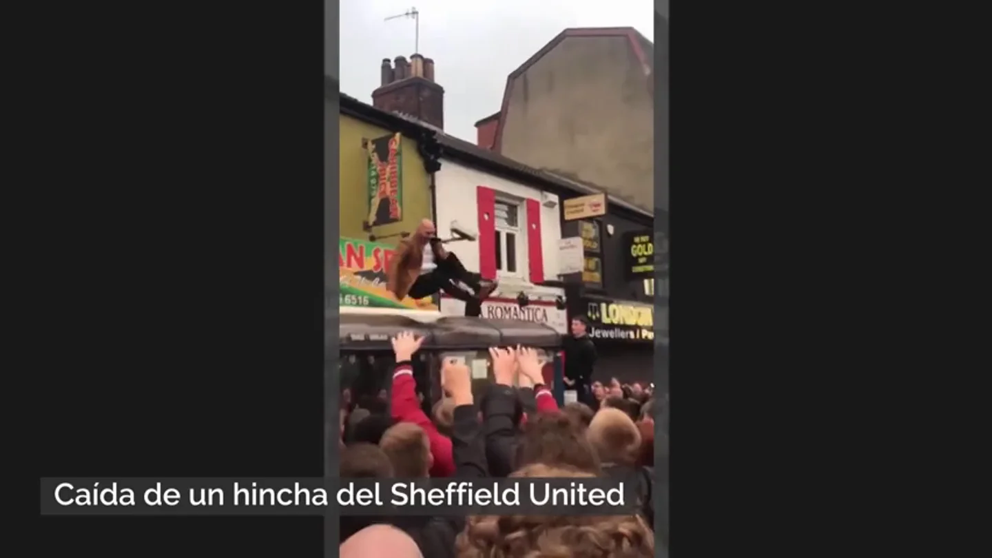 La ridícula caída de un hincha del Sheffield United celebrando el ascenso a la Premier La ridícula caída de un hincha del Sheffield United celebrando el ascenso a la Premier