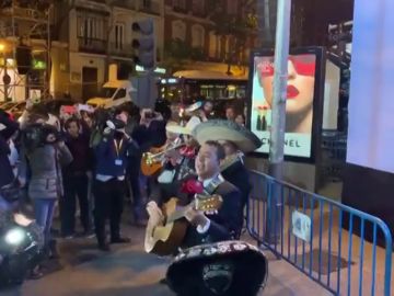 Forocoches envía un grupo de mariachis a la sede del PP al son de “canta y no llores” tras la debacle electoral