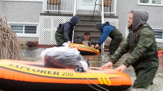 Personas siendo evacuadas en lancha tras las inundaciones en Quebec Personas siendo evacuadas en lancha tras las inundaciones en Quebec