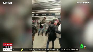 Las imágenes de la brutal pelea entre jóvenes y vigilantes del metro de Barcelona