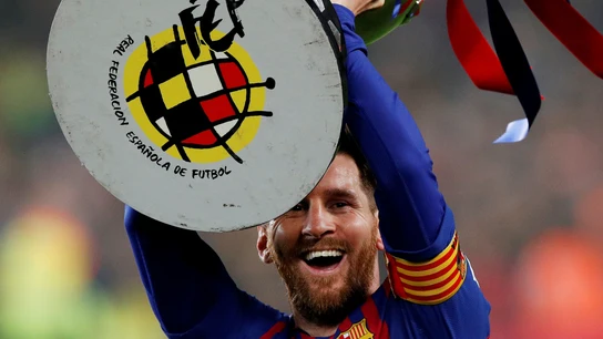 Messi, con el trofeo de campeones de Liga Messi, con el trofeo de campeones de Liga