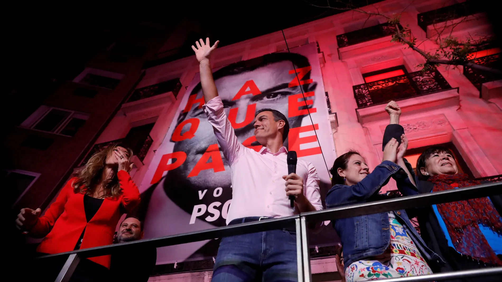 Los socialistas durante su valoración de los resultados electorales en la sede de Ferraz