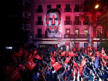 Celebración en Ferraz tras la victoria del PSOE en las elecciones generales