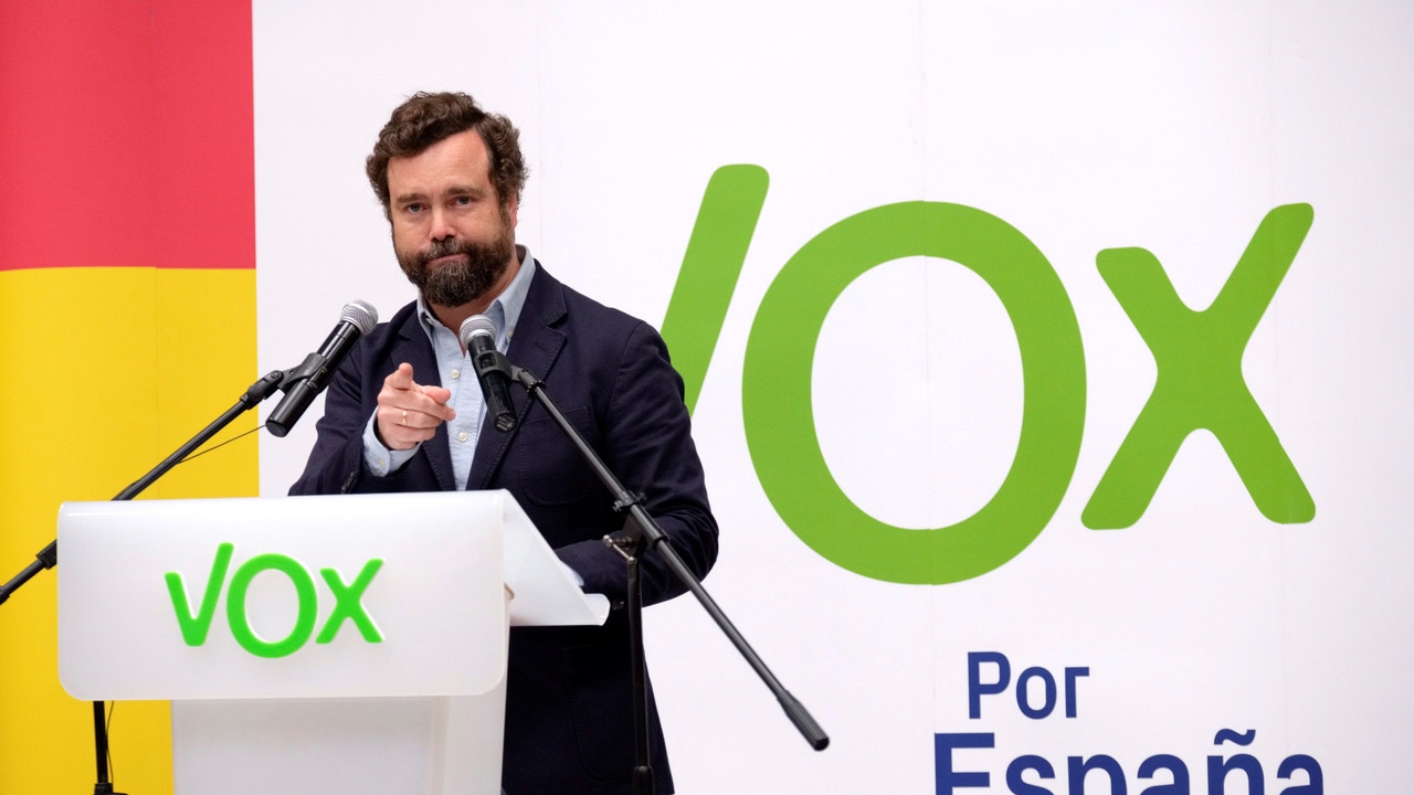 Czym zajmował się Ivan Espinosa de los Monteros przed dołączeniem do Vox?