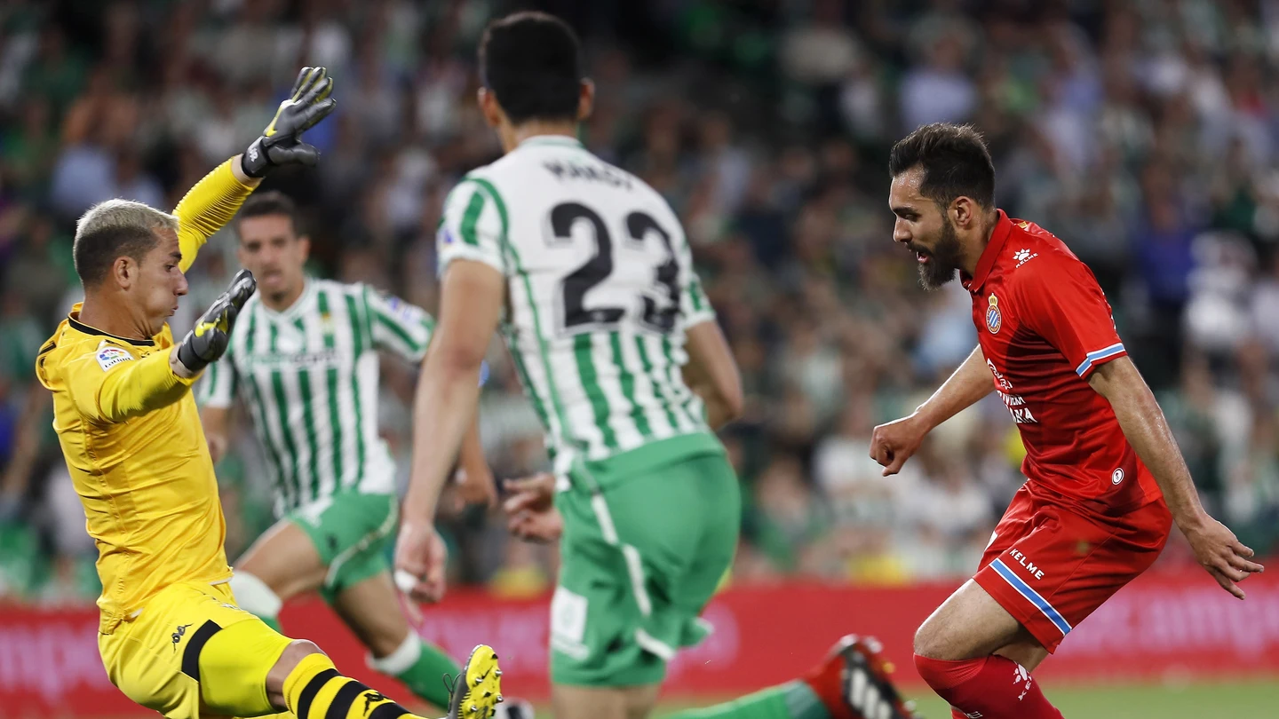 Borja Iglesias intenta batir a Joel en el Betis vs Espanyol Borja Iglesias intenta batir a Joel en el Betis vs Espanyol