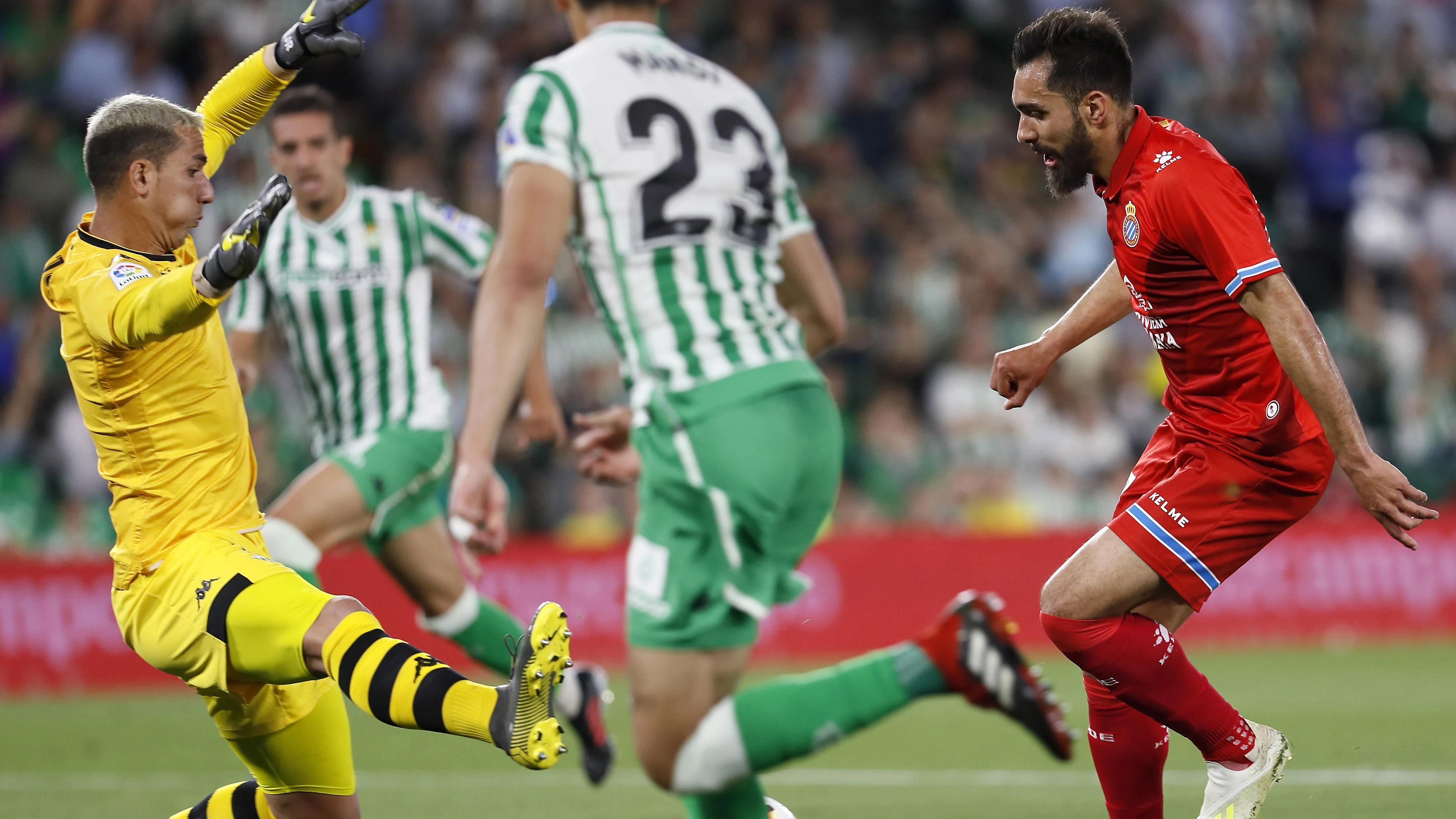 Borja Iglesias intenta batir a Joel en el Betis vs Espanyol