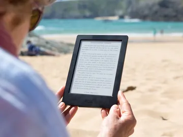 Mujer leyendo un libro electrónico Mujer leyendo un libro electrónico