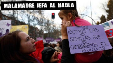 Una mujer con una ni&ntilde;a durante la manifestaci&oacute;n feminista del 8M en Madrid