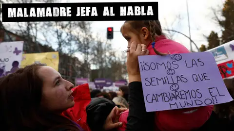 Una mujer con una niña durante la manifestación feminista del 8M en Madrid Malamadre jefa al habla