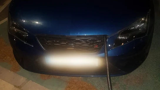 Un conductor simula cargar un coche eléctrico, aunque es gasolina Un conductor simula cargar un coche eléctrico, aunque es gasolina
